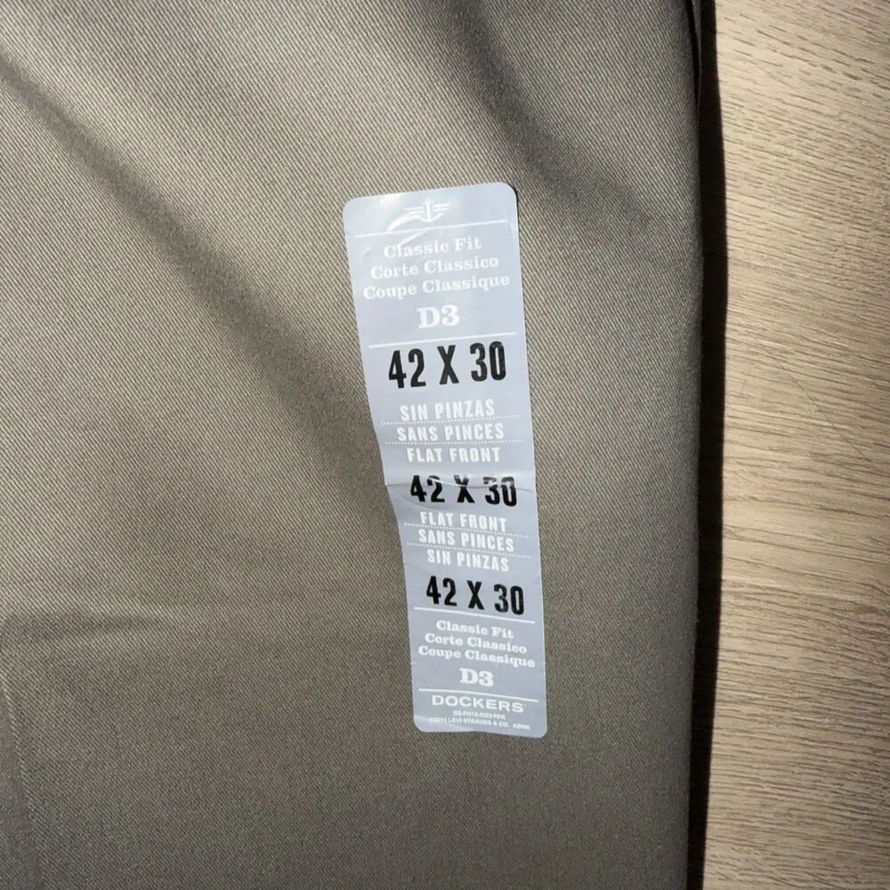 NWT Dockers Easy Khaki Pants Mens 42x30 D3 Classic Fit Flat Front No Wrinkle Tan